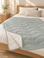 Couverture fraîche Sleepillo dépliée sur un lit