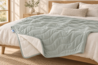 Couverture fraîche Sleepillo sur un lit dans une chambre