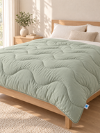 Couette sans housse Sleepillo dépliée sur un lit