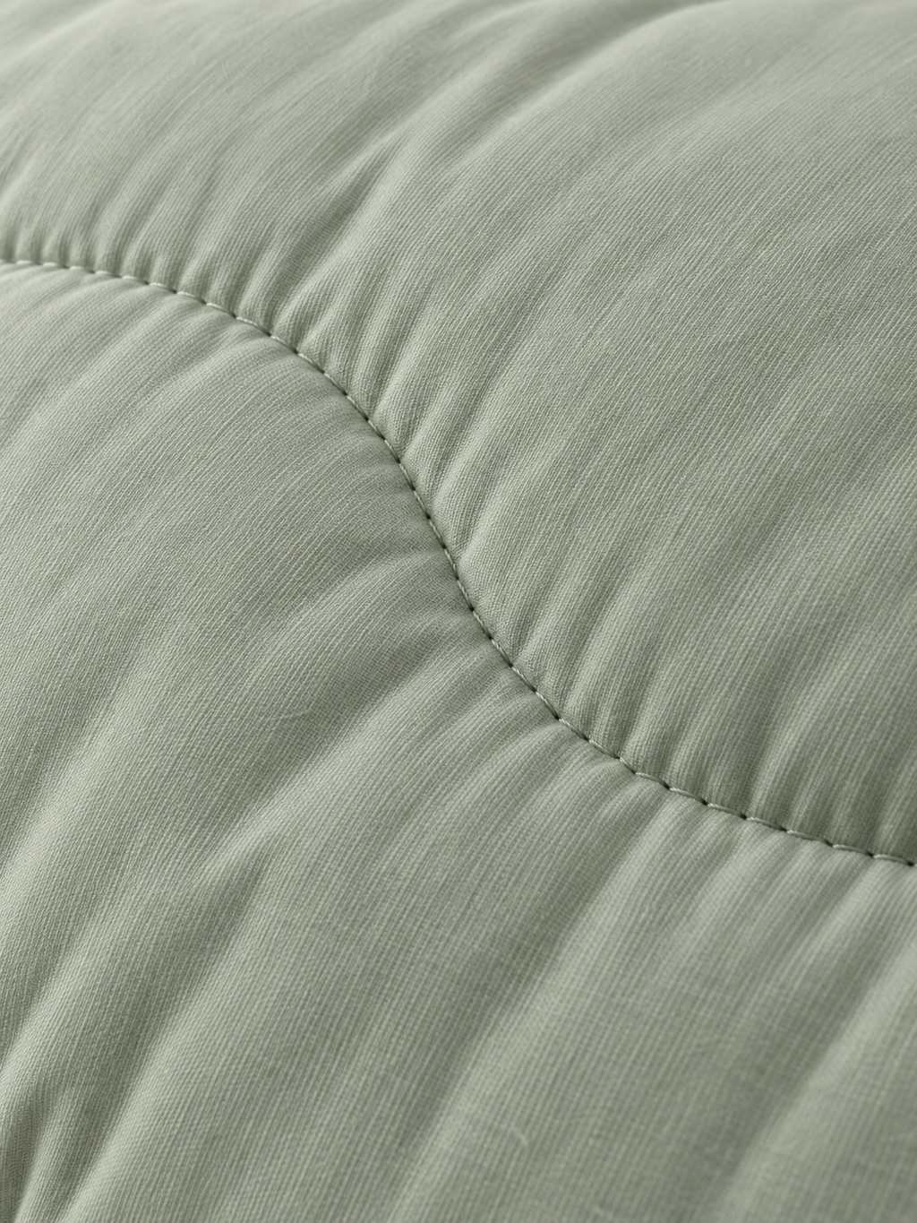 Gros plan sur le matelassage en vagues de la couette sans housse Sleepillo