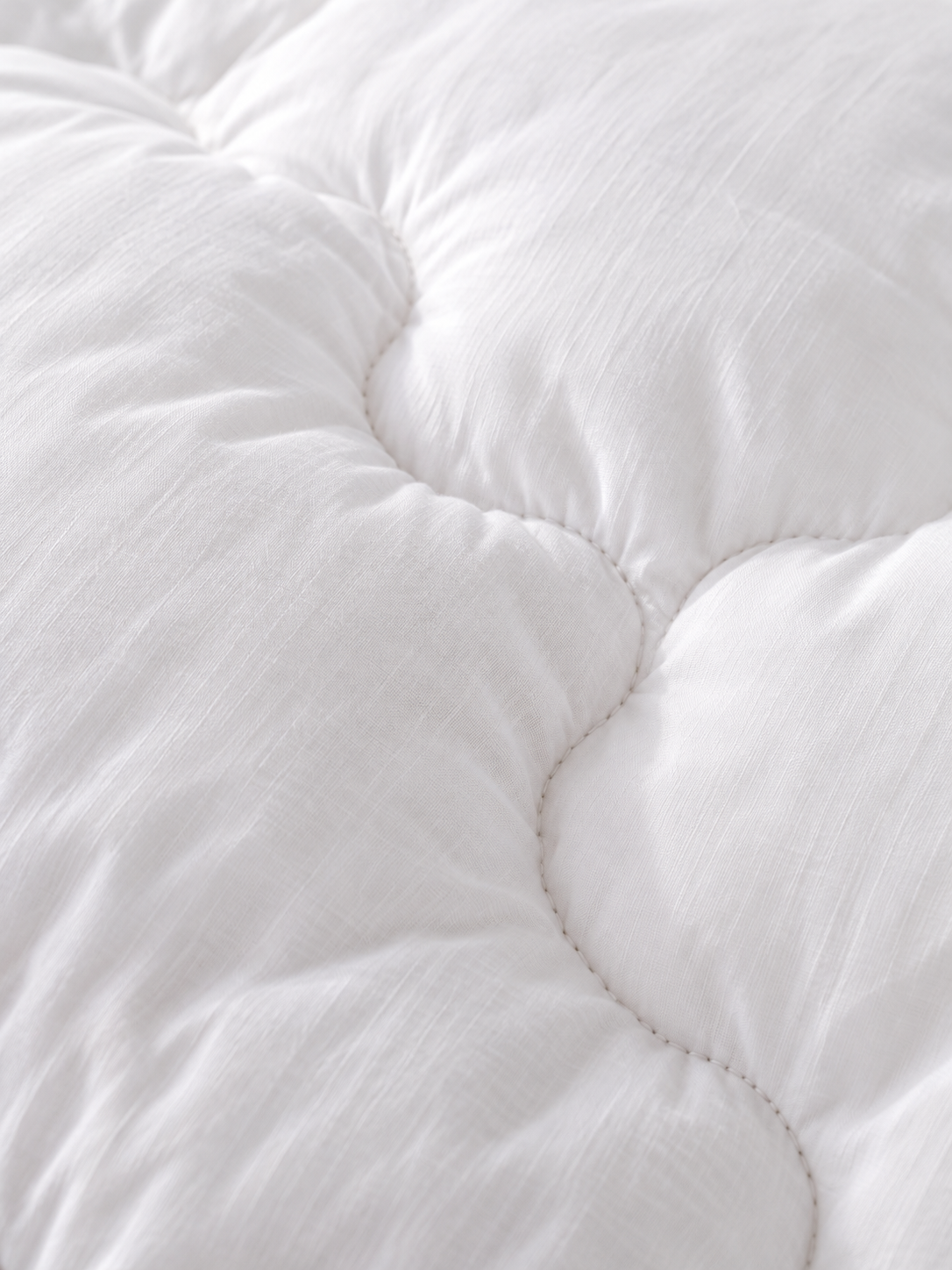 Gros plan sur l’enveloppe 100 % coton 233 fils de la couette duvet et plumes Sleepillo