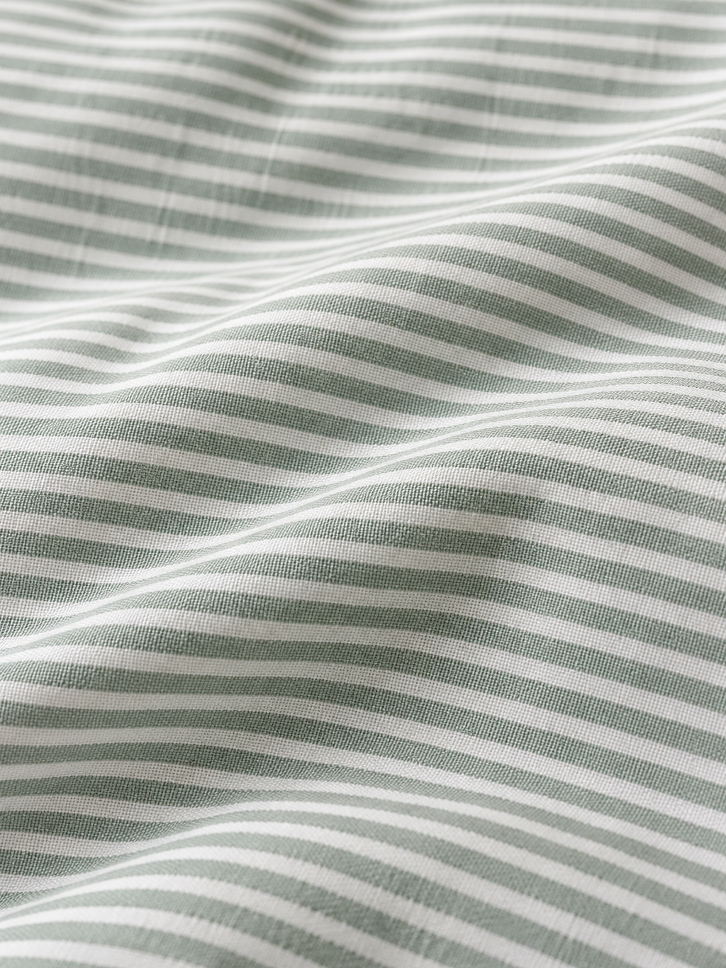 Gros plan sur les rayures sauge et blanc en satin de coton de la parure Sleepillo