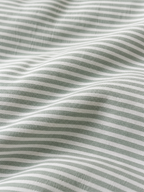 Gros plan sur les rayures sauge et blanc en satin de coton de la parure Sleepillo