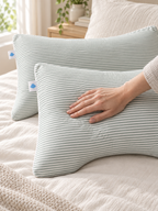 Mise en place d’une taie rayée Sleepillo Plus sur l’oreiller incurvé