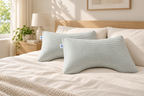 Taies rayées Sleepillo Plus sur un lit dans une chambre