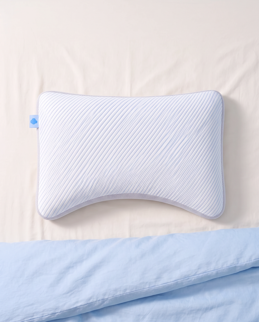 Vue du dessus de l’oreiller Sleepillo Plus montrant sa forme incurvée et la découpe pour l’épaule