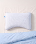 Vue du dessus de l’oreiller Sleepillo Plus montrant sa forme incurvée et la découpe pour l’épaule