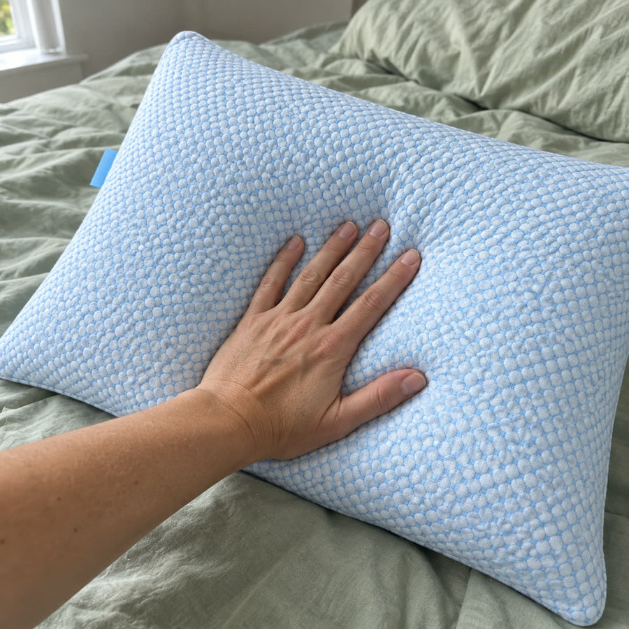 Main posée sur la housse en maille de l’oreiller Sleepillo