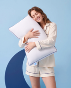 Femme en pyjama serrant l’oreiller moelleux Sleepillo Recharge contre elle
