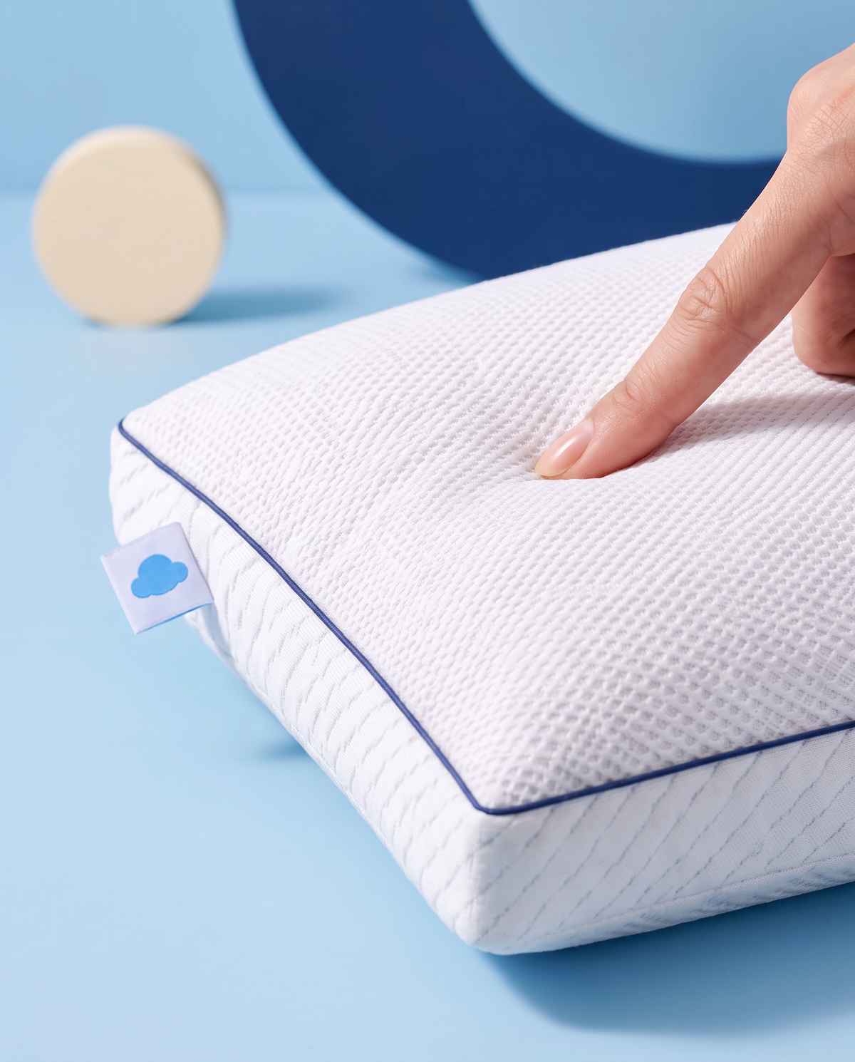 Gros plan sur la maille fine et le liseré bleu nuit de l’oreiller Sleepillo Recharge