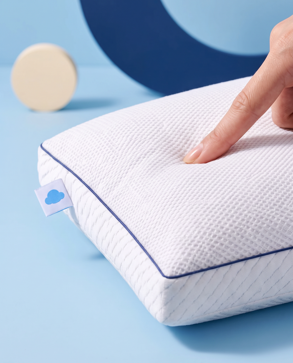 Gros plan sur la maille fine et le liseré bleu nuit de l’oreiller Sleepillo Recharge